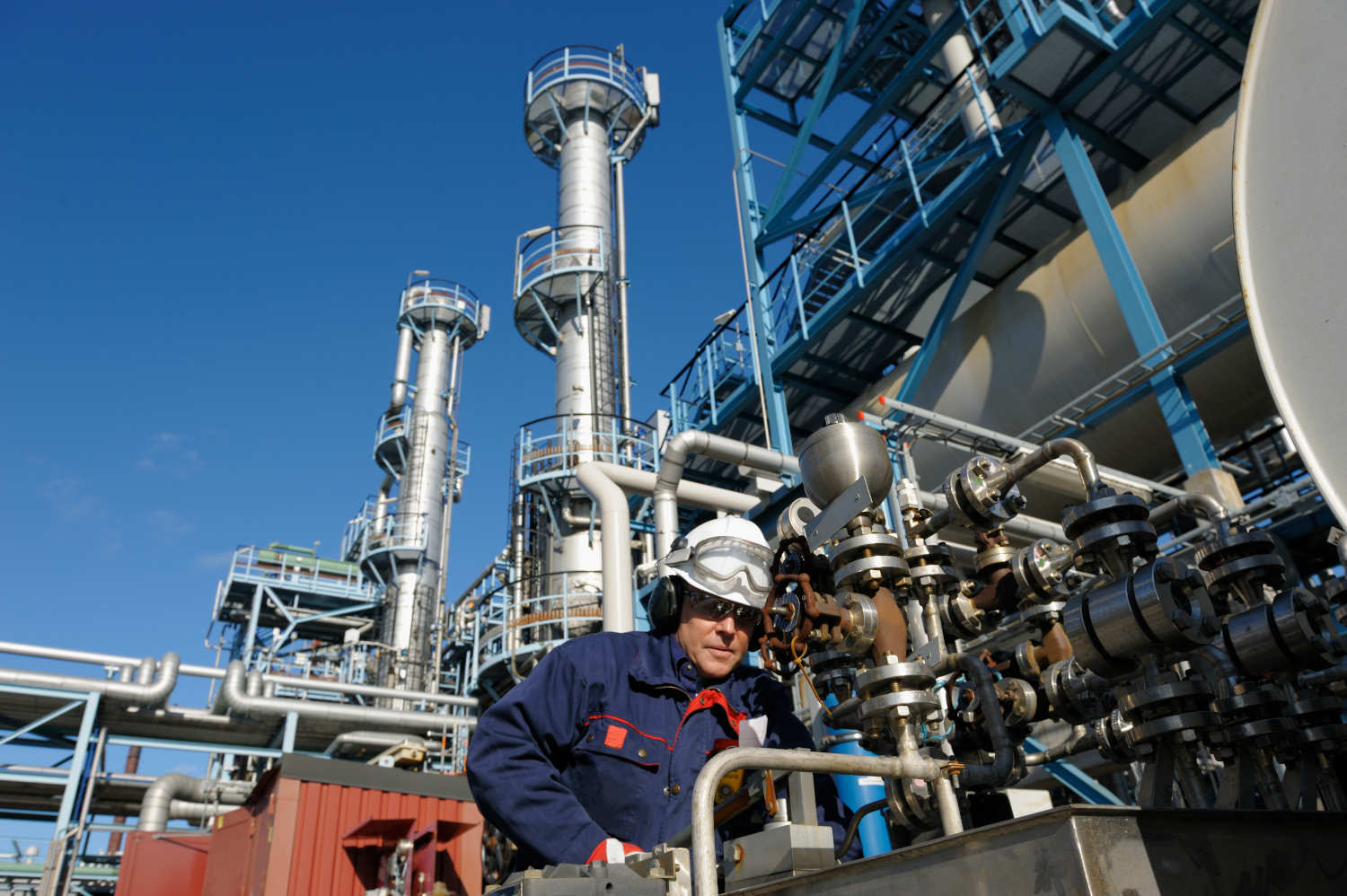 worker in oil refinery, DSP oil and gas and flow measurement, Security Track and Trace